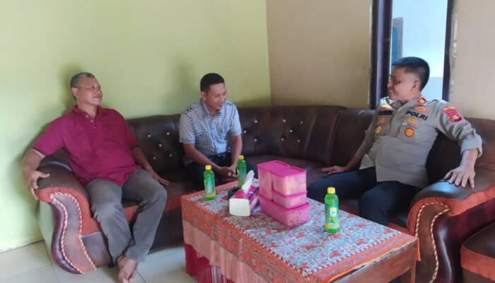 Sambang Desa Kapolsek Belitang II AKP Zahirin Sampaikan Pesan Kantibmas Pada Cakades