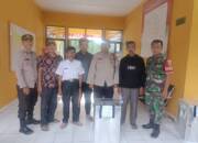 Anggota Polsek Semendawai Suku III Amankan Pergeseran Logistik Desa Kota Tanah