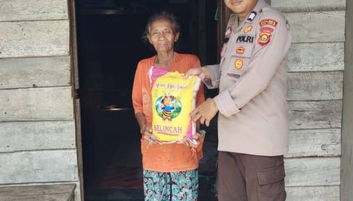 Sambut HUT Bhayangkara Ke 77 Polsek Semendawai Suku III Bagi Sembako