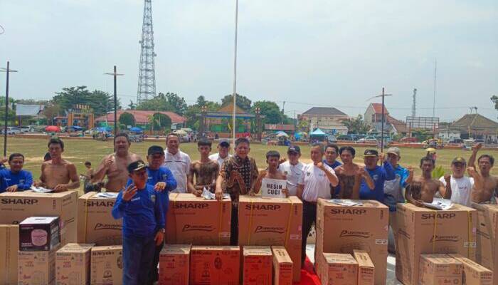 Anggota Polsek Belitang I Amankan Kegiatan Lomba Panjat Pinang di Koni