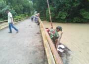 Anggota Koramil Semendawai Suku III Bersihkan Sampah di Sungai Macak