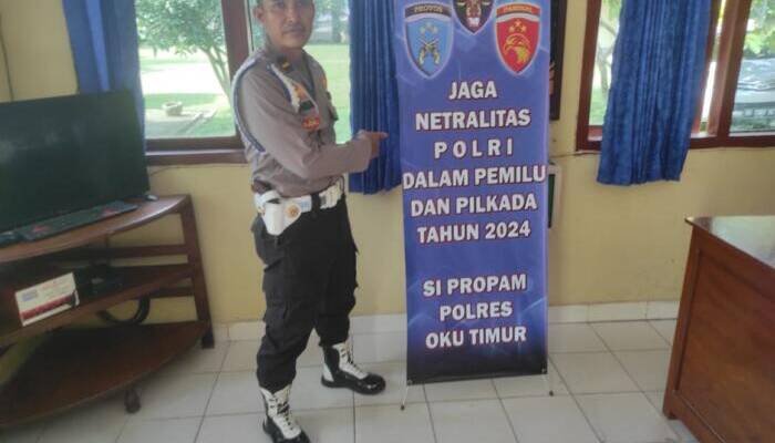 Anggota Polsek Belitang II Lakukan Pemasangan Spanduk Netralitas Polri Dalam Pemilu