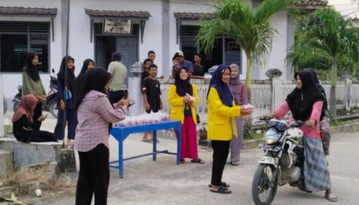 Bersama Karang Taruna Desa Sukamulya Mahasiswi UNSRI Bagi Takjil Gratis 
