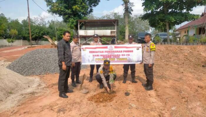 HUT Bhayangkara Ke 78 Polsek Semendawai Suku III Lakukan Penanaman Pohon Guna Untuk Melestarikan Lingkungan