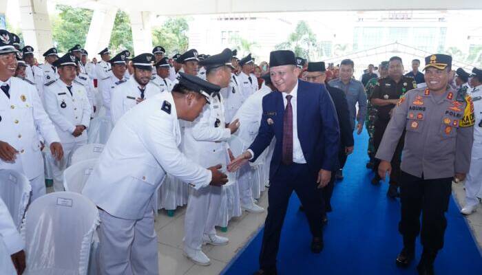 Enos Serahkan SK Baru, Jabatan 300 Kades dì OKU Timur Resmi Diperpanjang Jadi 8 Tahun