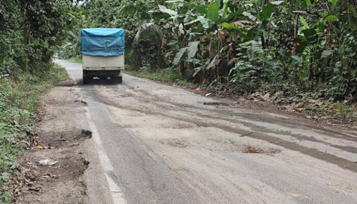 Pengendara Keluhkan Jalan Berlubang di OKU Timur