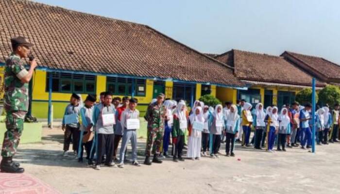 Anggota Koramil 403/14/ SS III Berikan Materi PBB Pada Pelajar MA Subulussalam di Kegiatan MPLS 