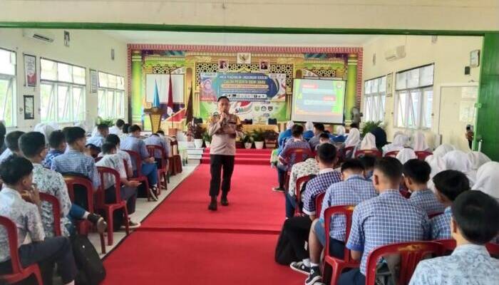 Kapolsek Semendawai Suku III IPDA Toni Aji SH MH Berikan Sosialisasi Kepada Pelajar Tentang Tertib Lalu Lintas dan Penyalahgunaan Narkoba