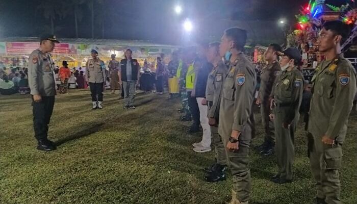 Bersama Anggota Kapolsek Belitang II Lakukan Pengamanan Kegiatan Doa Bersama Persiapan Ngaben