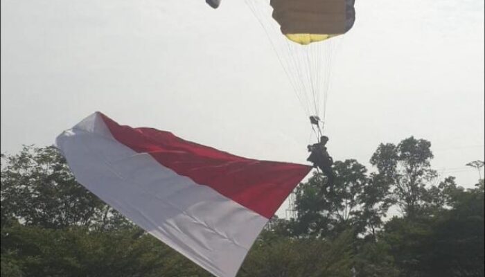 OKU Timur Satu-satunya Daerah di Indonesia yang Melakukan Atraksi Terjung Payung pada Hari Kemerdekaan