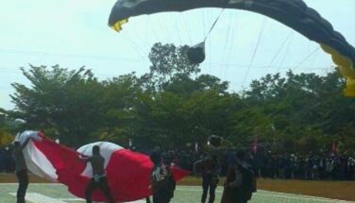 Merinding Sekaligus Bangga, Polisi Tak Biarkan Merah Putih Menyentuh Tanah