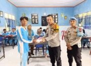 Kapolsek Belitang II Bagikan Makanan Gratis Pada Pelajar
