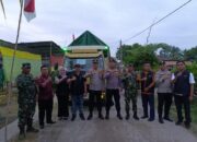 Anggota Polsek Belitang II Lakukan Pengawalan Pergeseran Logistik Pilkada Serentak