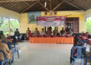 Anggota Polsek Semendawai Suku III Hadiri Musrenbangdes Karang Anyar