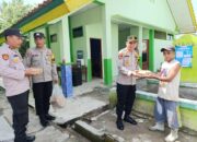 Kapolsek Belitang II Bagikan Nasi Kotak Pada Warga