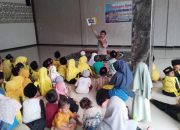 Polsek Semendawai Suku III Berikan Edukasi Tertib Lalu Lintas kepada Anak TK di Desa Sriwangi