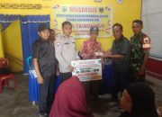 Bhabinkamtibmas Polsek Semendawai Suku III Dampingi Penyaluran BLT Dana Desa di Desa Trimoharjo