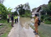 Polsek Belitang II Lakukan Monitoring Debit Air Sungai Belitang Pasca Hujan