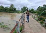 Polsek Semendawai Suku III Pantau Debit Air Sungai Macak di Desa Taman Harjo