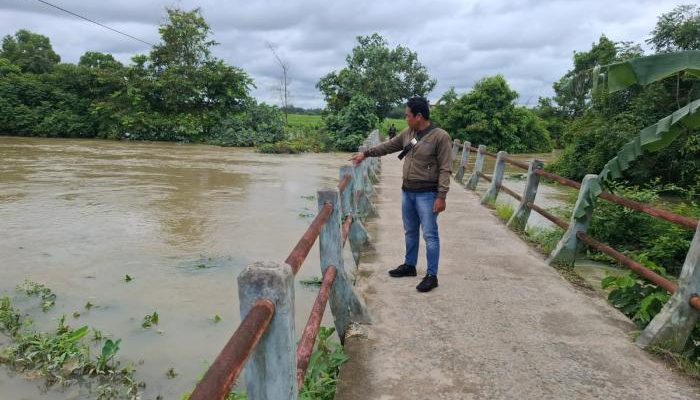 Polsek Semendawai Suku III Pantau Debit Air Sungai Macak di Desa Taman Harjo