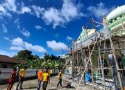 Polsek Semendawai Suku III Bantu Gotong Royong Pengecoran Masjid di Desa Margodadi