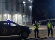 Polsek Belitang II Amankan Warga saat Sholat di Masjid
