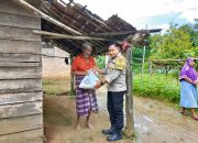Polsek Semendawai Suku III Berbagi Sembako kepada Masyarakat Kurang Mampu