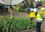 Anggota Polsek Semendawai Suku III Lakukan Pengecekan Ketahanan Pangan Tanaman Kopi Coklat di Desa Kota Mulya