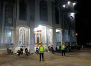 Polsek Belitang II Lakukan Pengamanan dan Patroli Sholat Tarawih di Desa Sumber Jaya