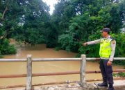 Polsek Belitang II Lakukan Monitoring Debit Air Sungai Belitang