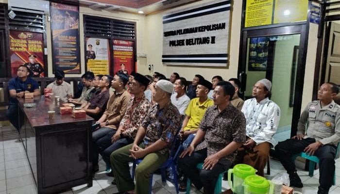 Polsek Belitang II Gelar Nonton Bareng Wayang Kulit dalam Rangka Hari Bhayangkara ke-79