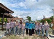 Mahasiswa KKN Unuha Bergotong Royong Membersihkan Lingkungan Kantor Desa Sukamulya