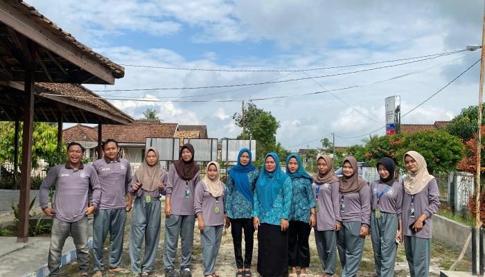 Mahasiswa KKN Unuha Bergotong Royong Membersihkan Lingkungan Kantor Desa Sukamulya