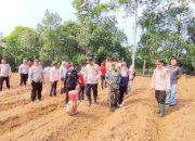 Kapolsek Semendawai Suku III Pimpin Penanaman Jagung di Desa Margodadi