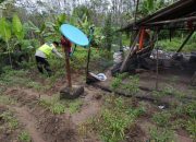 Kapolsek Semendawai Suku III Himbau Masyarakat Manfaatkan Pekarangan Rumah untuk Menanam Sayuran