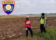 Anggota Bhabinkamtibmas Polsek Semendawai Suku III Laksanakan Pengecekan Lahan Jagung di Desa Karang Melati