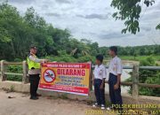 Polsek Belitang II Pasang Spanduk Himbauan dan Larangan Bermain di Sungai