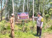 Bhabinkamtibmas dan Perangkat Desa Toto Rejo Pasang Banner Larangan Karhutla