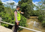 Personel Polsek Belitang III Cek Debit Air Sungai Antisipasi Banjir