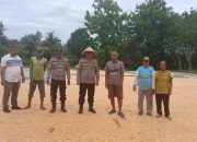 Kapolsek Buay Pemuka Peliung Arahkan Petani Jagung Jual Hasil Panen ke BULOG