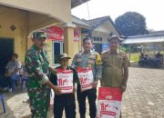 Kapolsek Semendawai Suku III Berikan Bantuan Bibit Jagung kepada Petani Desa Burnai Jaya