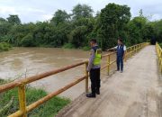 Polsek Belitang II Lakukan Monitoring Debit Air Sungai Belitang, Situasi Aman
