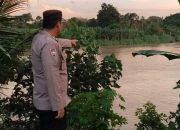 Polsek BP Peliung Lakukan Monitoring Debit Air di Area Pemukiman Bantaran Sungai Komering