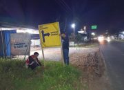 Polsek Belitang II Pasang Rambu-rambu Peringatan Lalu Lintas untuk Natal dan Tahun Baru 2026