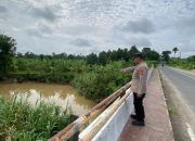 Polsek BP Peliung Lakukan Monitoring Debit Air di Bantaran Sungai Komering