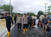 Kapolres OKU Timur Pimpin Pengecekan Luapan Sungai, Bantuan Disalurkan Kepada Warga Terdampak