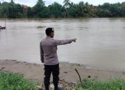 Personil Polsek BP Peliung Lakukan Monitoring Debit Air di Bantaran Sungai Komering