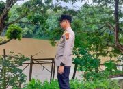 Personil Polsek BP Peliung Monitoring Debit Air Sungai Komering