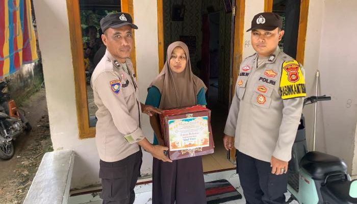 Kapolres OKU Timur Bagikan Bingkisan Lebaran Idul Fitri di Belitang II